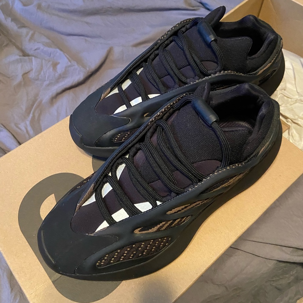 100% Authentic Yeezy 700’a Size. 6